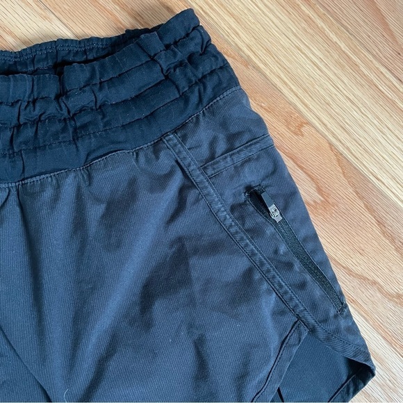Lululemon Athletica Black Gray Elastic Waist One Pocket Tracker Short EUC Size 6 - Picture 7 of 9